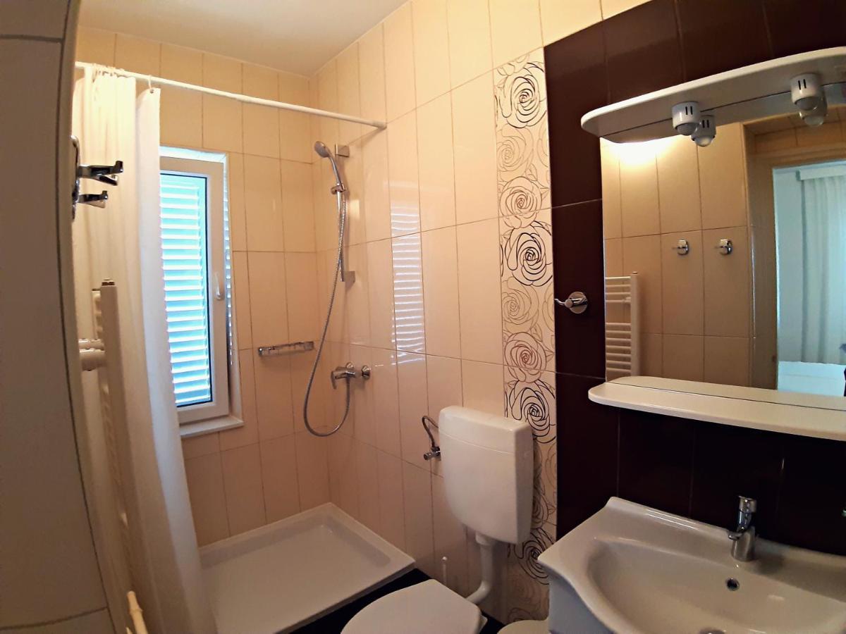 F• R• I• E• N• D• S• Bed & Breakfast Novalja Luaran gambar
